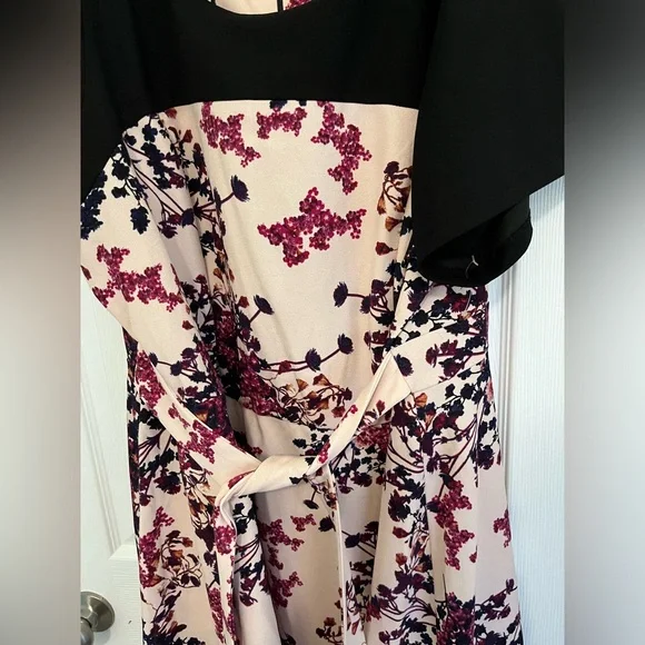 Beautiful midi dress with belt - Picture 1 of 3